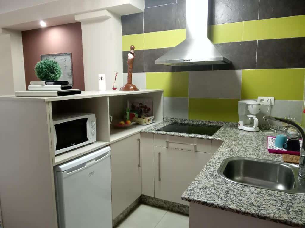 cocina compartida en la pensión Siete en el Camino Sarria