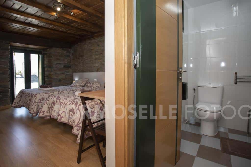 Habitación doble con baño en pensión Siete en el Camino Sarria